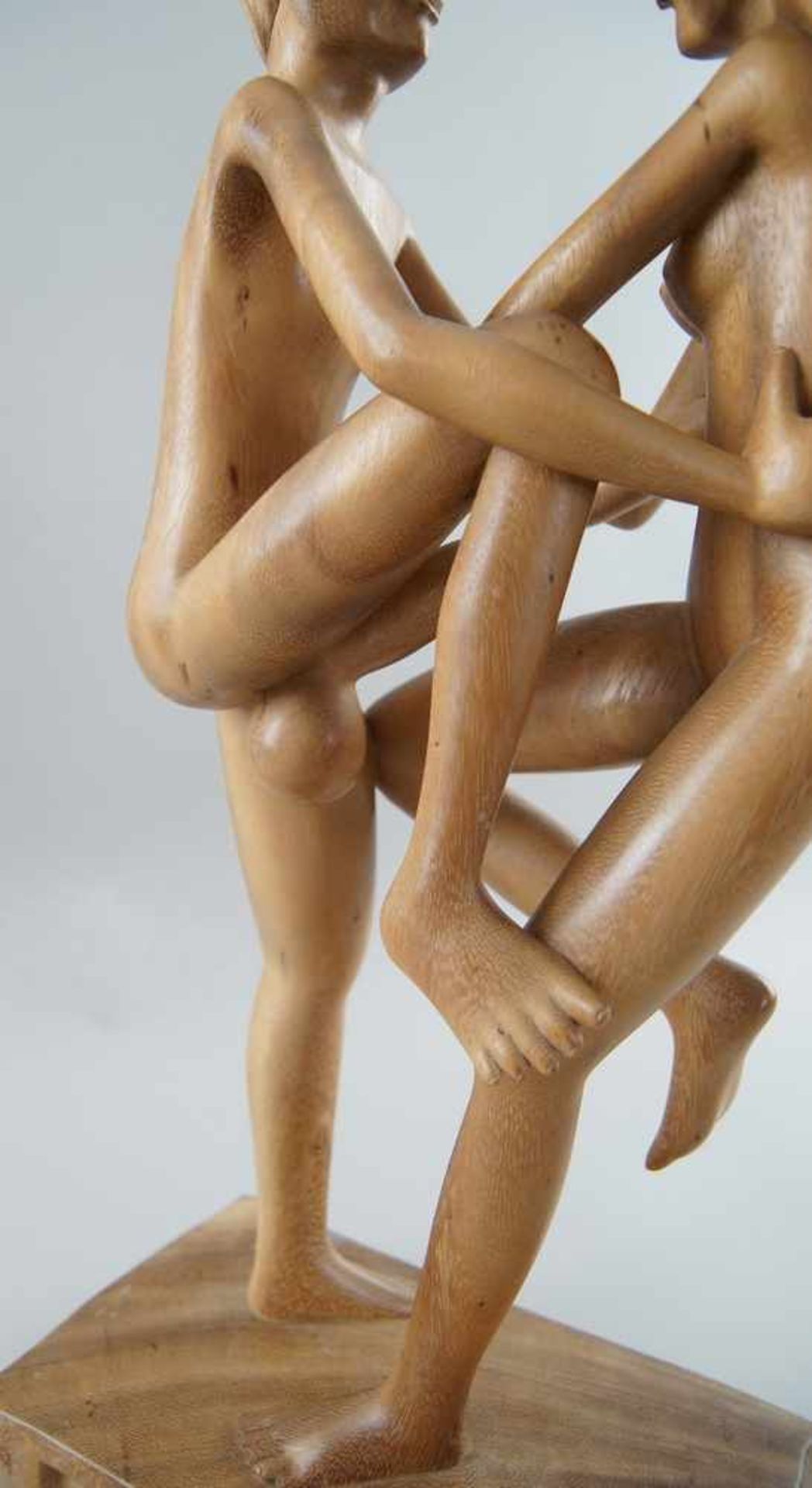 Paar / Erotische Akt Skulptur, Holz geschnitzt, in erotischer Pose, H 53 cm - Bild 5 aus 6
