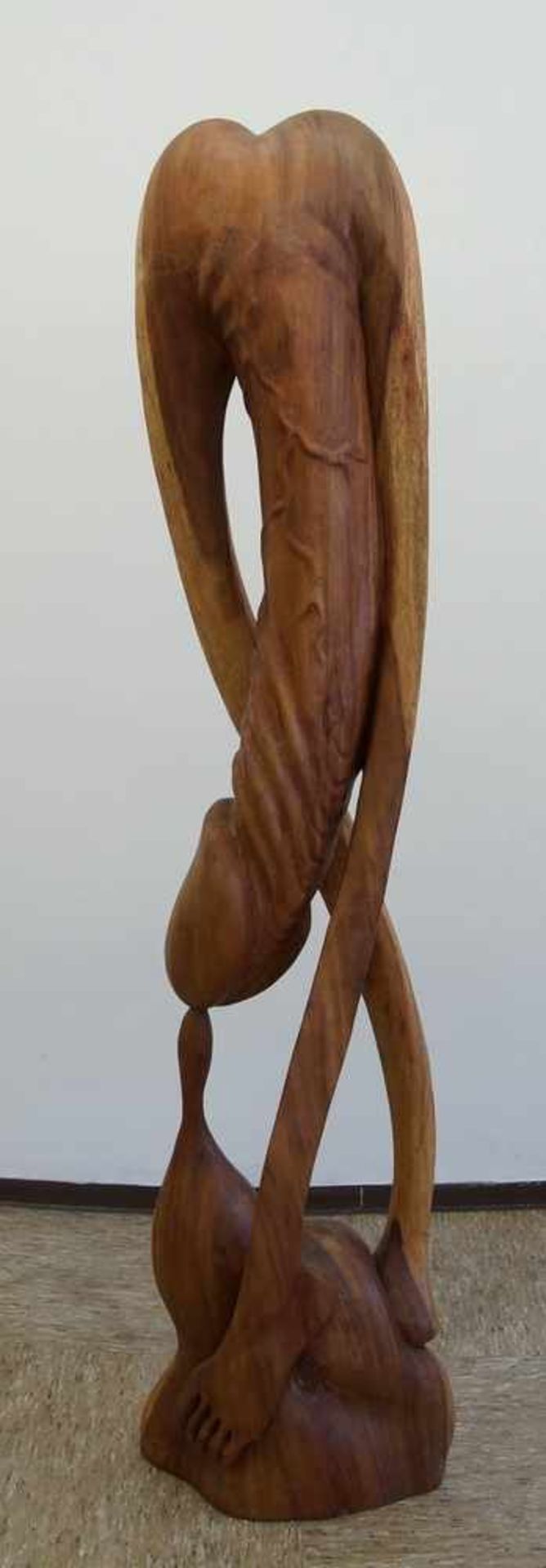 Grosser, in Holz geschnitzter Phallus in abstrakter Darstellung, H 170 cm - Bild 2 aus 6