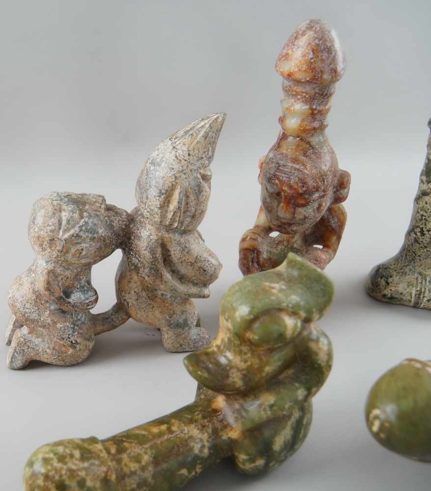Konvolut Phallus-Skulpturen / Fruchtbarkeitsskulpturen, Marmor/Stein geschnitzt, fünfStück, ~ 24 cm - Bild 3 aus 5