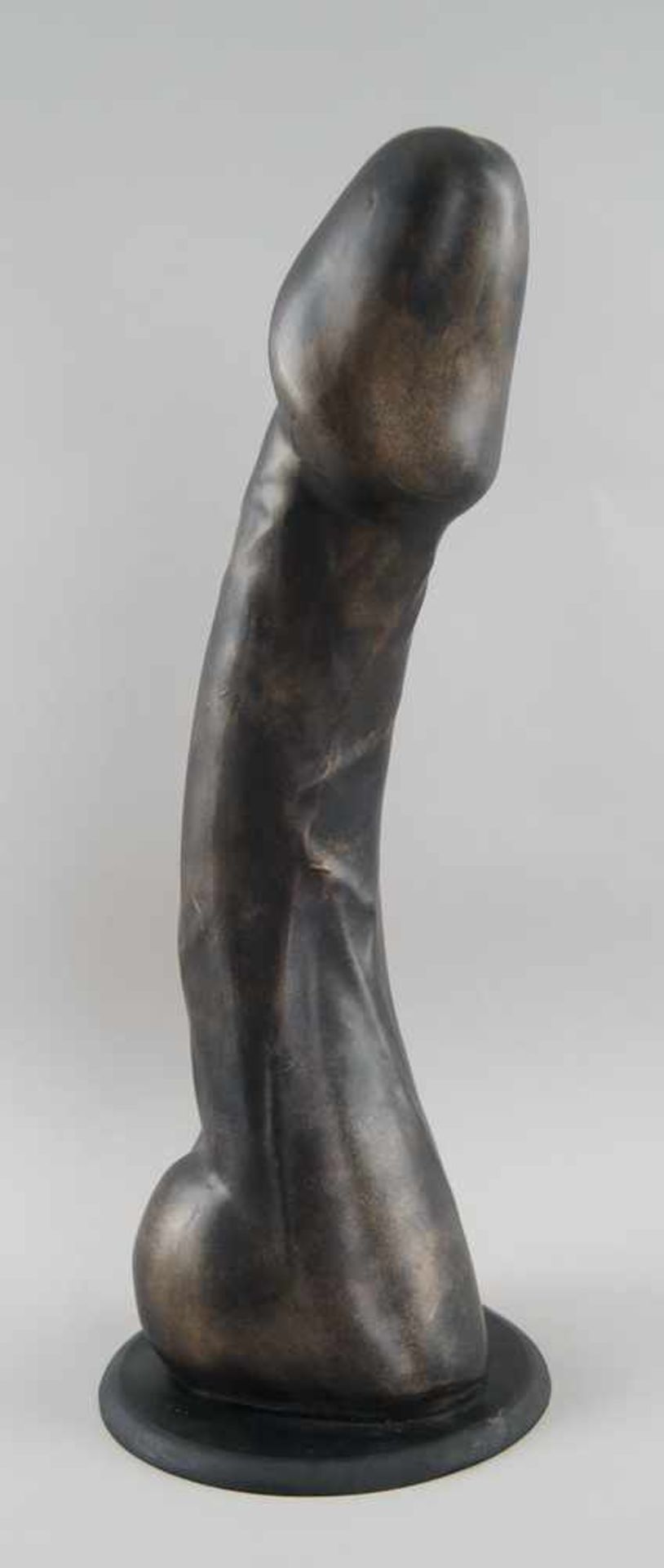 Übergrosser Phallus, Holz geschnitzt, gefasst, H 51 cm