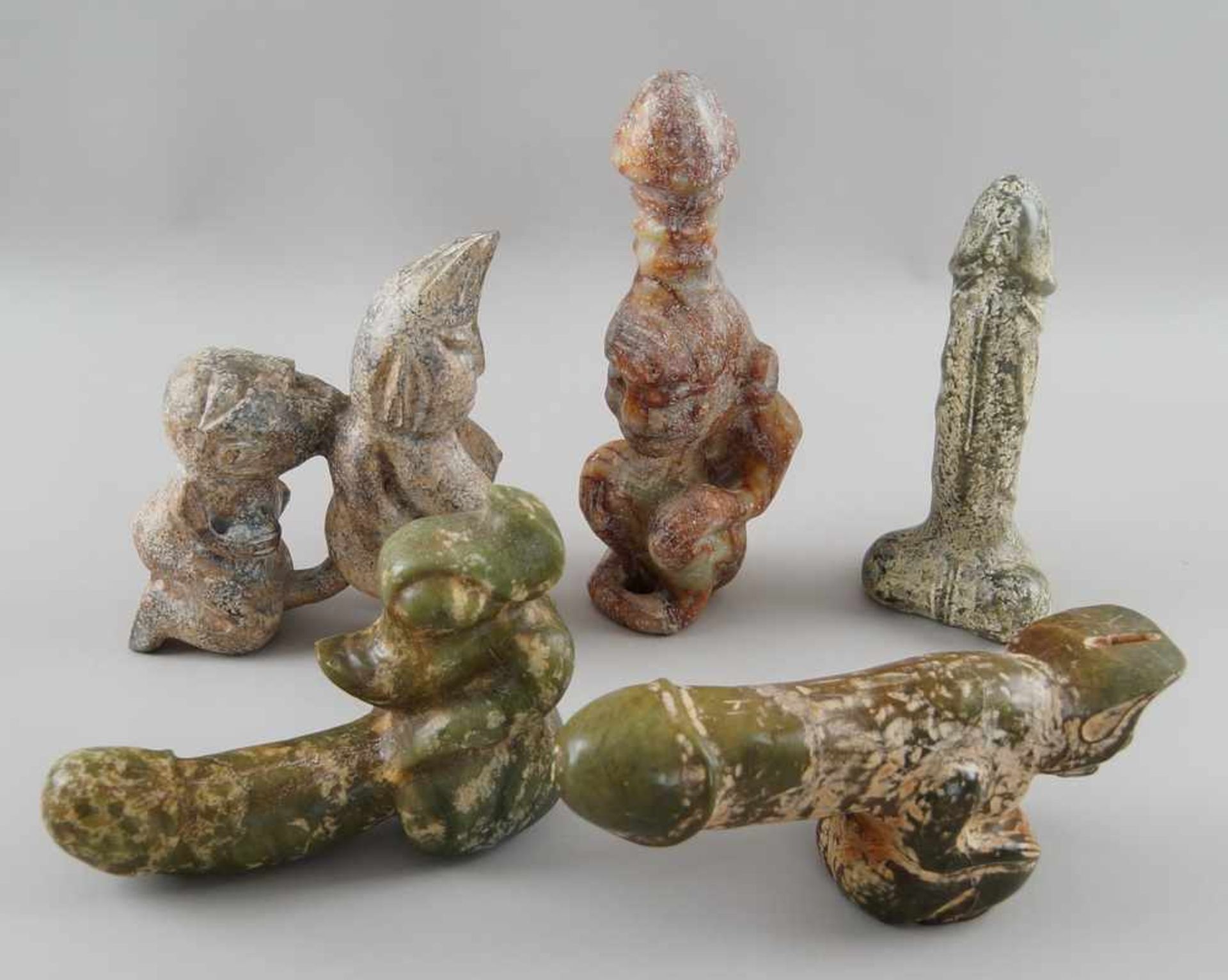 Konvolut Phallus-Skulpturen / Fruchtbarkeitsskulpturen, Marmor/Stein geschnitzt, fünfStück, ~ 24 cm