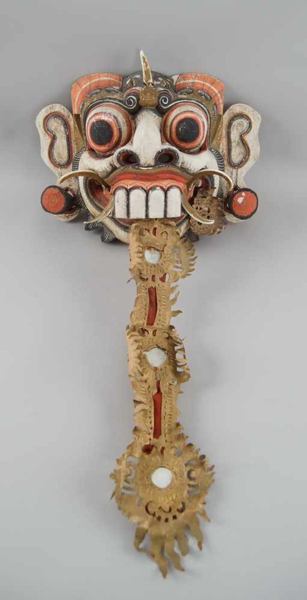 Tibetanische Ritualmaske, Holz geschnitzt und gefasst, mit auf Stoff genähtem undgeprägtem Papier,