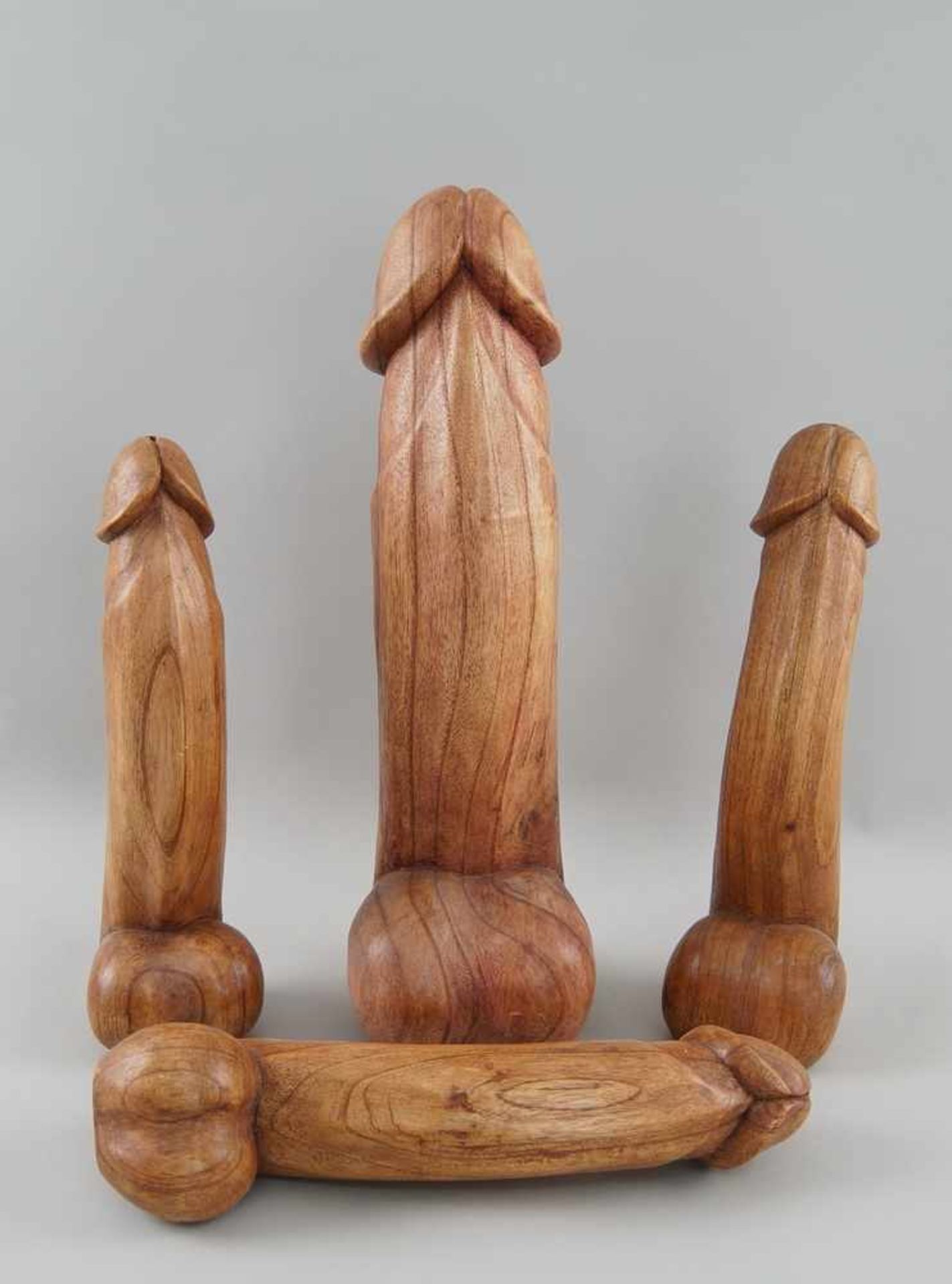 Konvolut Phalli, Holz geschnitzt, fein gearbeitet, vier verschiedene Penisse, L 30-42cm