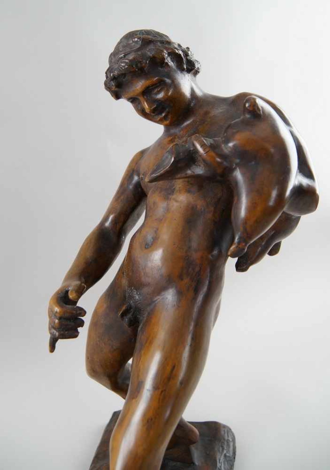 Nackter Jüngling mit einem erlegten Tier auf dem Arm, Bronze, ~ 1900, unl. signiert, H 54cm - Bild 6 aus 6