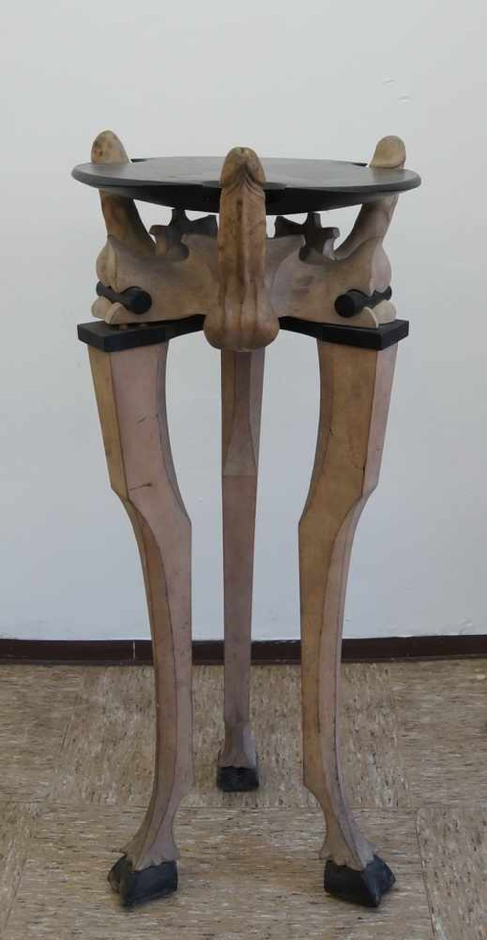 Erotischer Stehtisch, Holz geschnitzt und gefasst, H 108 x Durchmesser 45 cm - Bild 3 aus 6