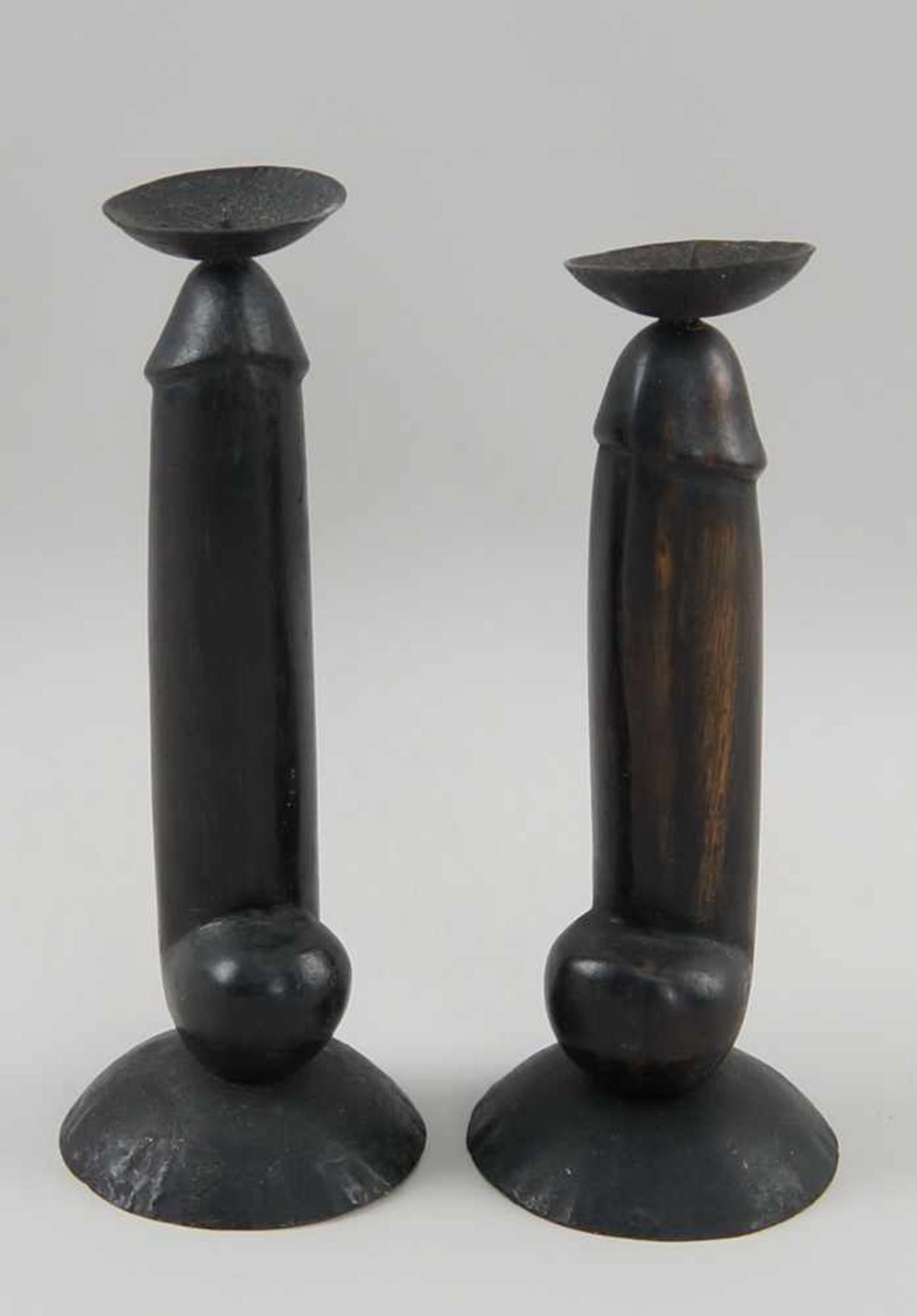 Zwei Kerzenleuchter in Form eines Penis, Holz geschnitzt, auf Metallfuss, H 21/22cm - Bild 2 aus 4