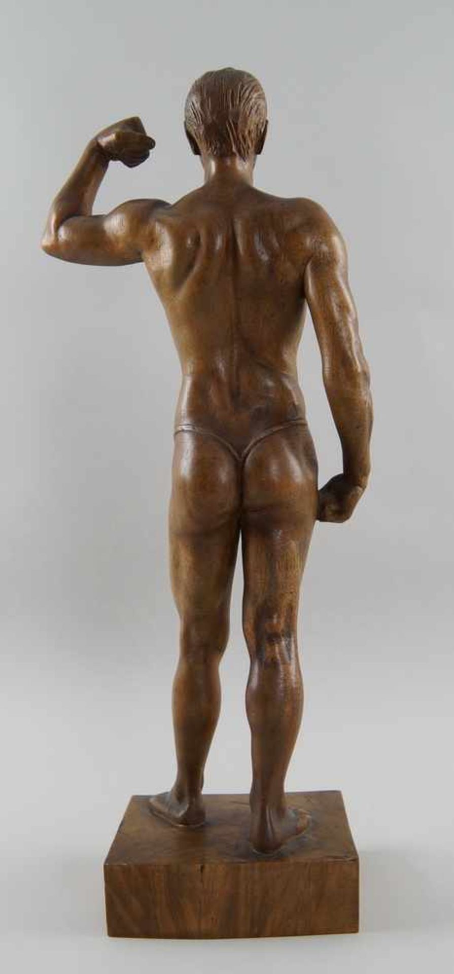 Stehender, muskulöser Mann mit einem String, Holz geschnitzt, signiert, H 52 cm - Bild 6 aus 7