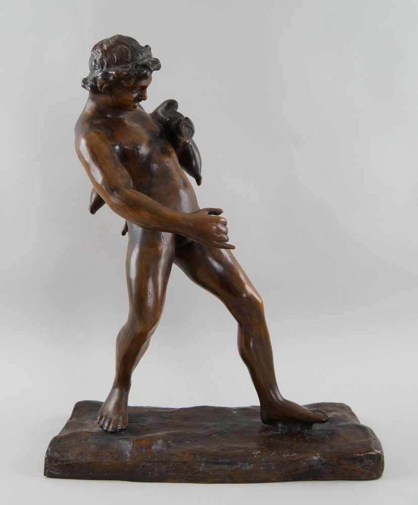 Nackter Jüngling mit einem erlegten Tier auf dem Arm, Bronze, ~ 1900, unl. signiert, H 54cm