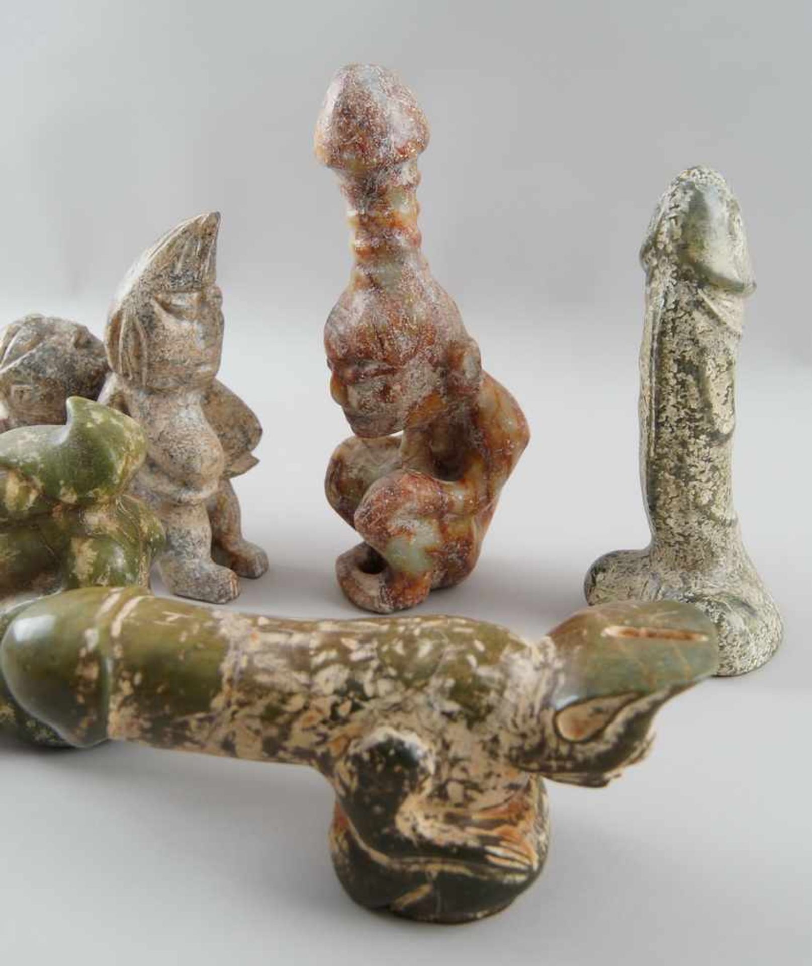 Konvolut Phallus-Skulpturen / Fruchtbarkeitsskulpturen, Marmor/Stein geschnitzt, fünfStück, ~ 24 cm - Bild 4 aus 5