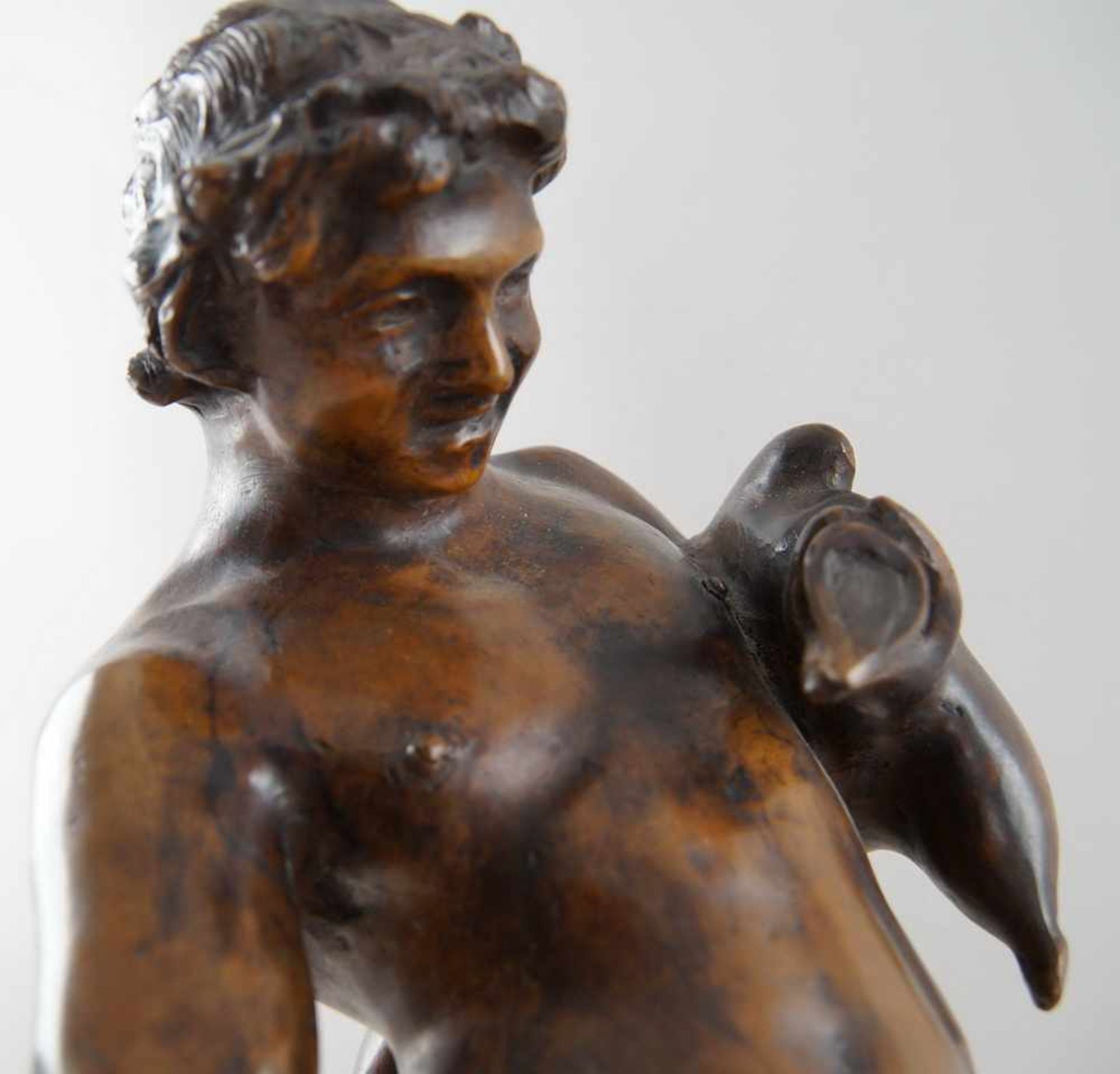 Nackter Jüngling mit einem erlegten Tier auf dem Arm, Bronze, ~ 1900, unl. signiert, H 54cm - Bild 2 aus 6