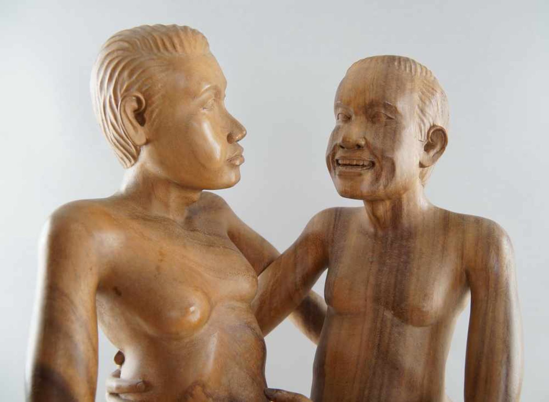 Männliches Paar / Erotische Akt Skulptur, Holz geschnitzt, Darstellung zweier nackterJünglinge in - Bild 4 aus 6