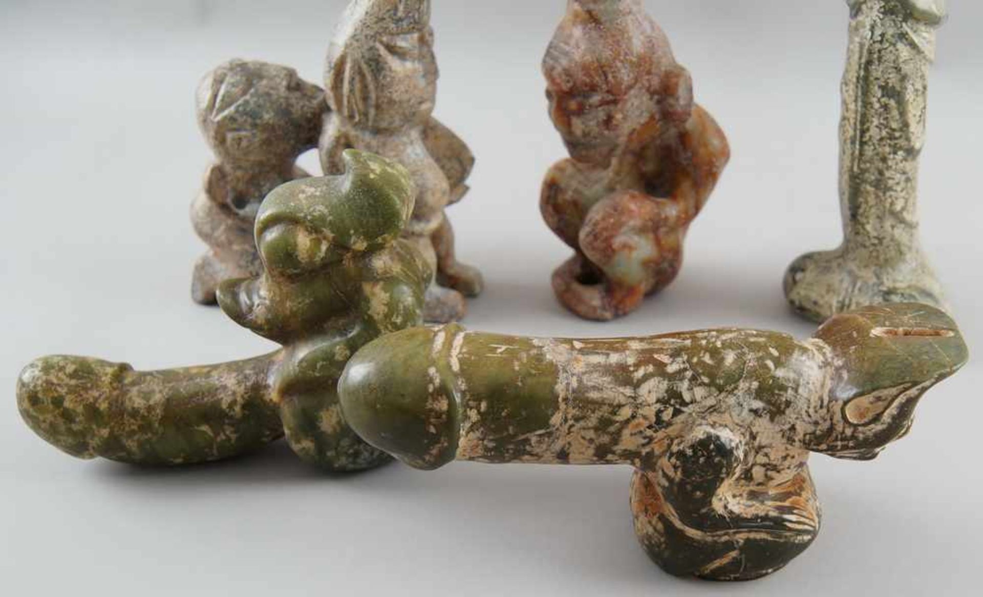 Konvolut Phallus-Skulpturen / Fruchtbarkeitsskulpturen, Marmor/Stein geschnitzt, fünfStück, ~ 24 cm - Bild 5 aus 5