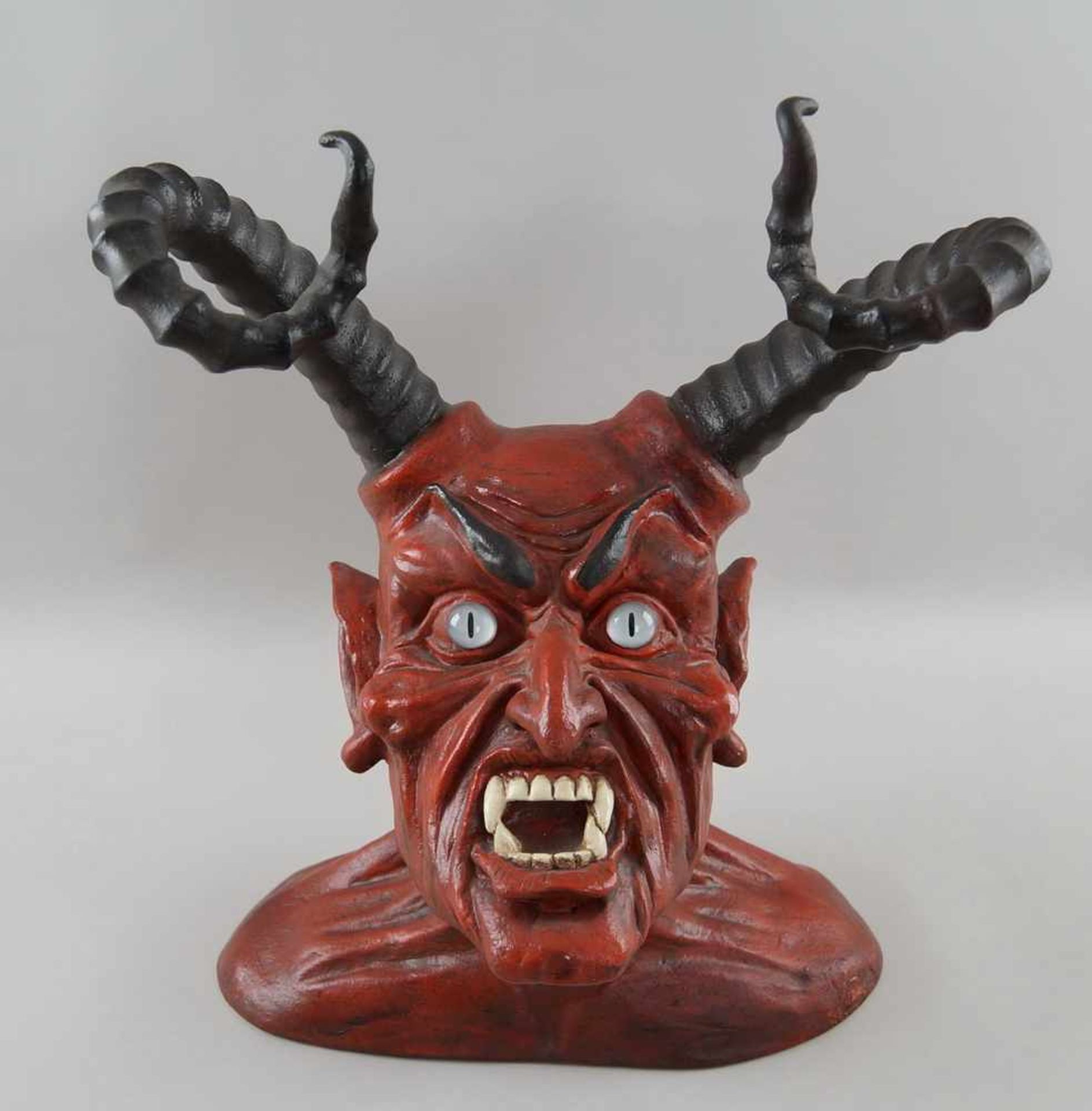 Grimmige Teufelsbüste mit Hörnern und Glasaugen, H 46 cm