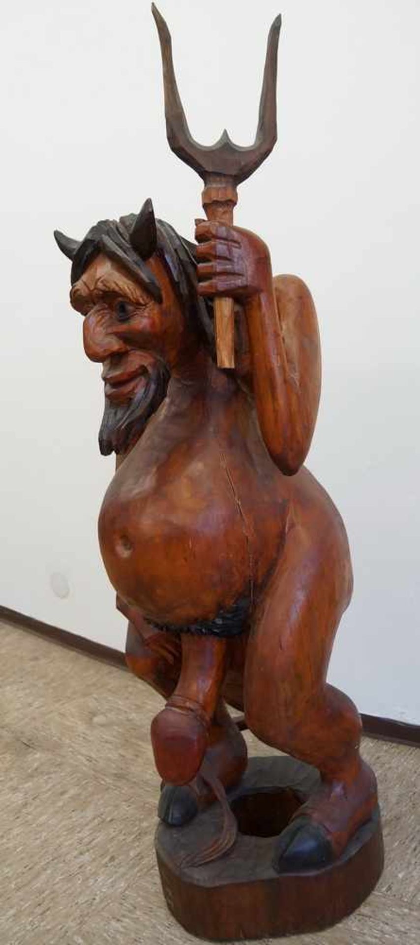 Stehender Teufel mit übergrossem Penis, Holz geschnitzt und gefasst, H 135 cm - Bild 6 aus 8