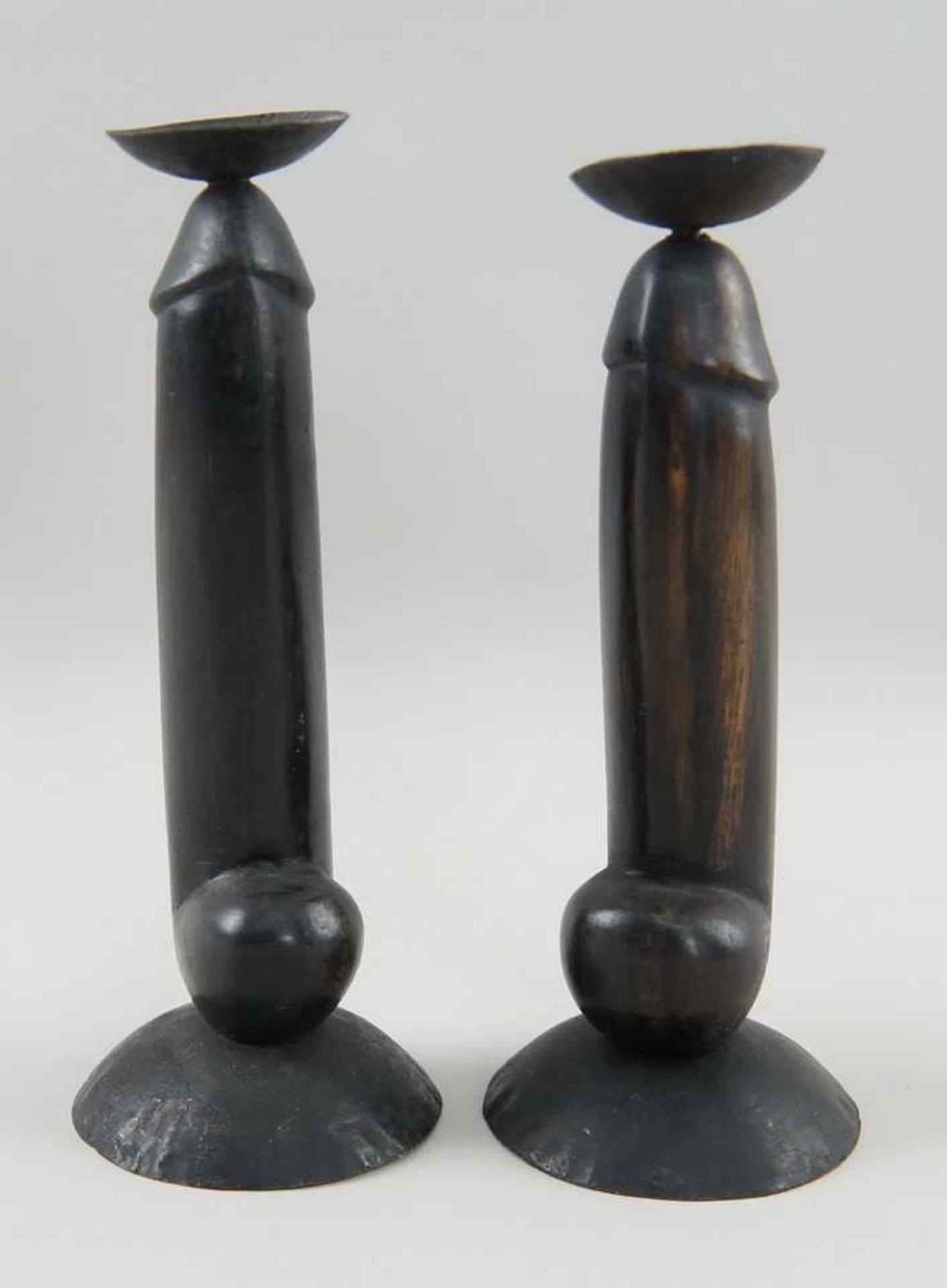 Zwei Kerzenleuchter in Form eines Penis, Holz geschnitzt, auf Metallfuss, H 21/22cm - Bild 3 aus 4