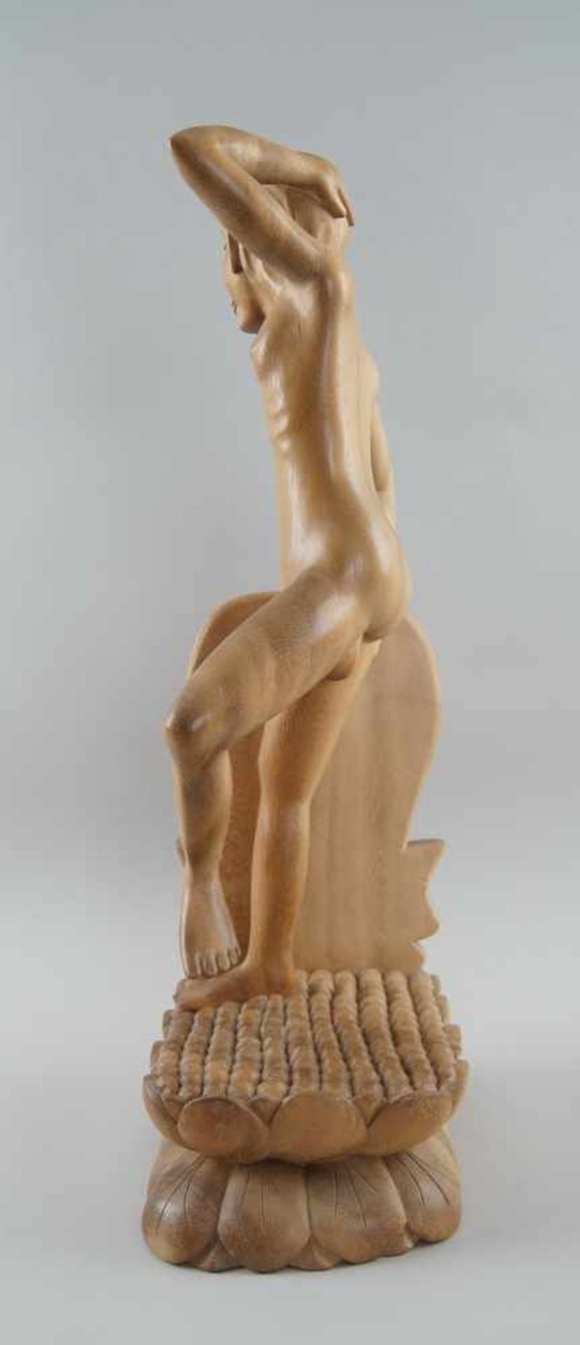 Stehender, nackter Jüngling auf einem Thron, Holz geschnitz, H 53 cm - Bild 2 aus 4