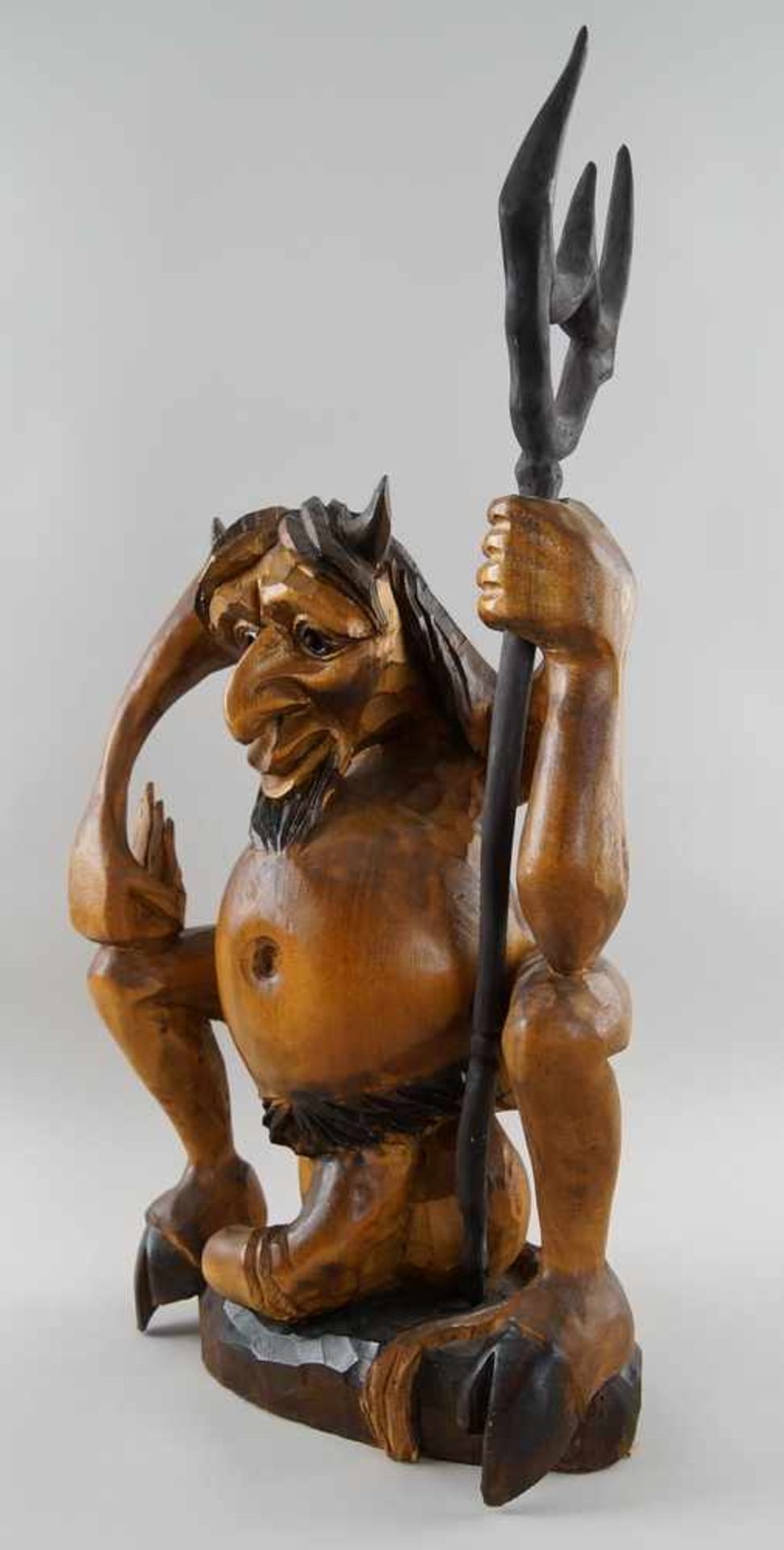 Hockender Teufel mit übergrossem Penis, Holz geschnitzt und gefasst, H 69 cm - Bild 4 aus 6