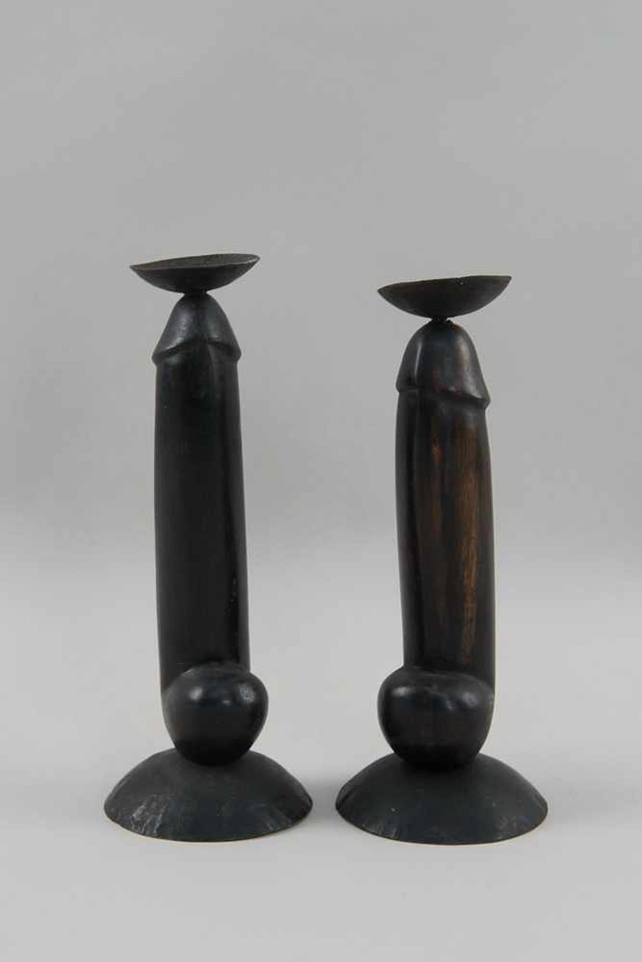 Zwei Kerzenleuchter in Form eines Penis, Holz geschnitzt, auf Metallfuss, H 21/22cm