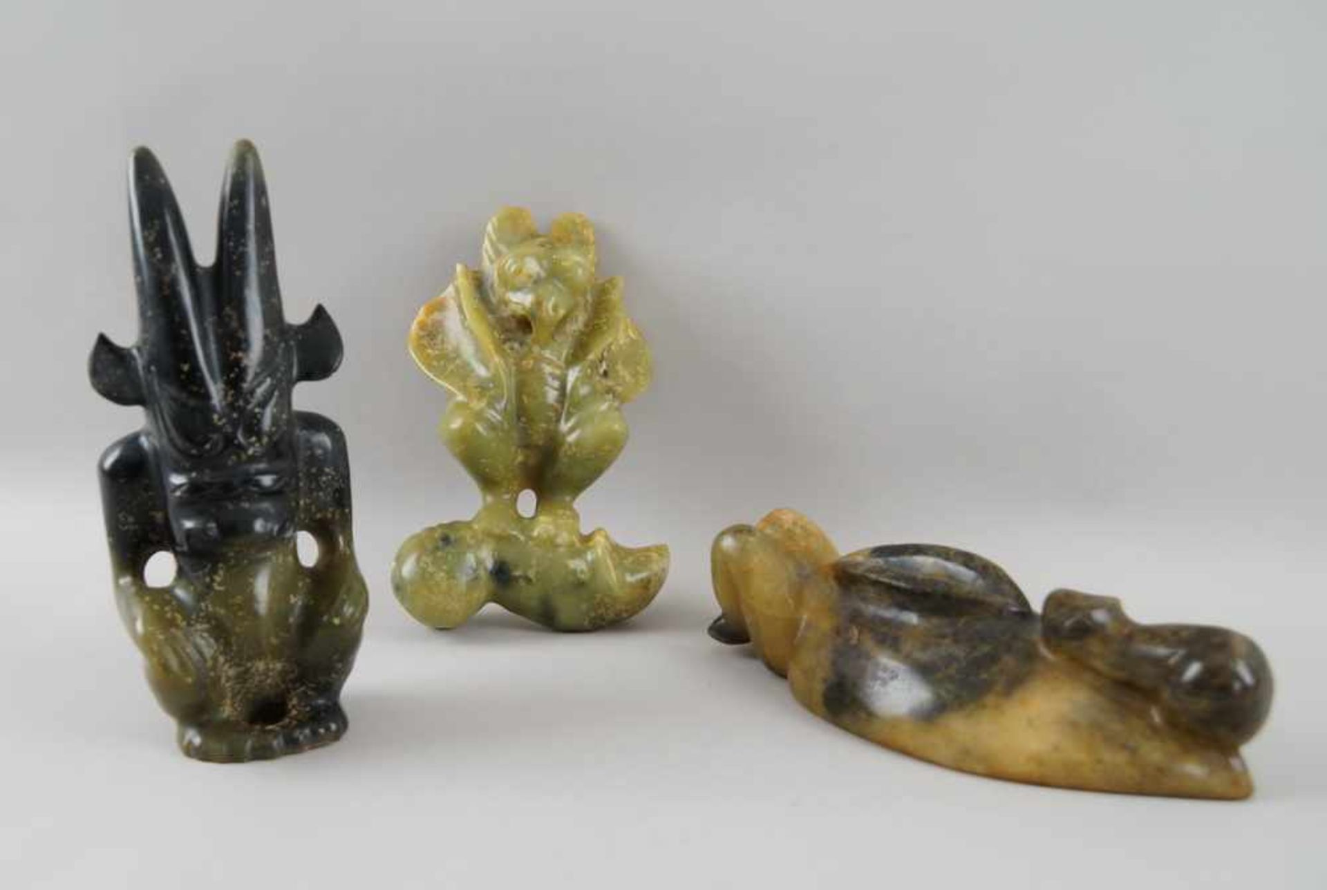 Drei verschiedene Ritualskulpturen / Phallusskulpturen, Stein/Marmor geschnitzt, 20-24 cm