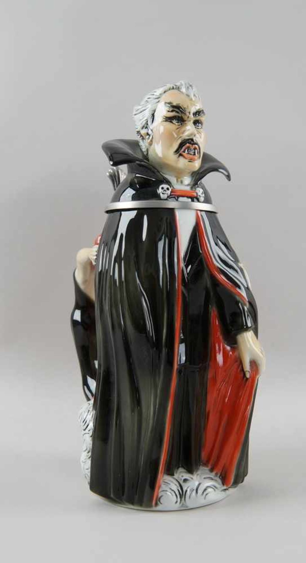 Porzellankrug Graf Dracula, auf der Unterseite gemarktet, H 30 cm