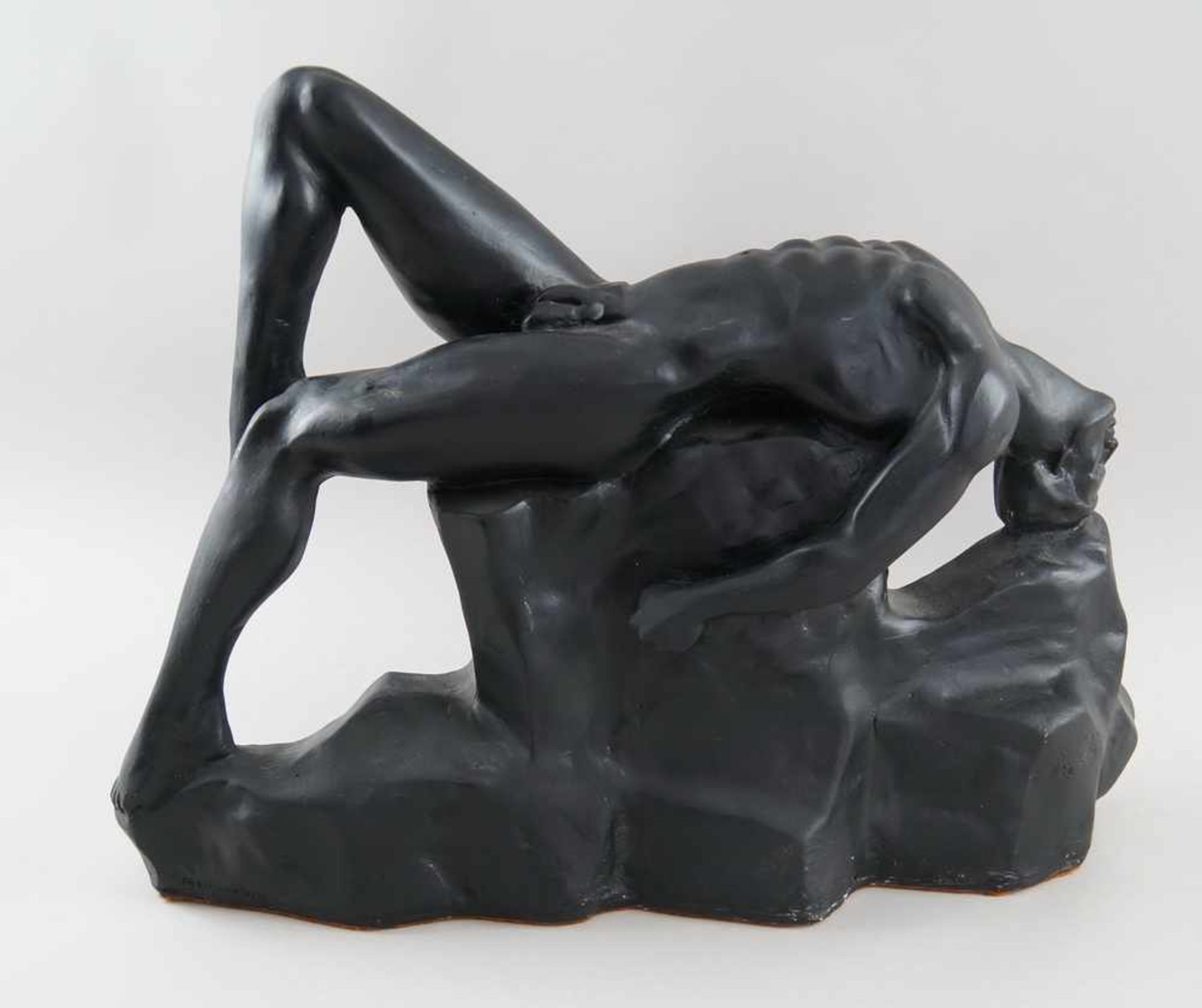 Männlicher Akt in erotischer Pose, modelliertes Material, signiert, L 59 cm