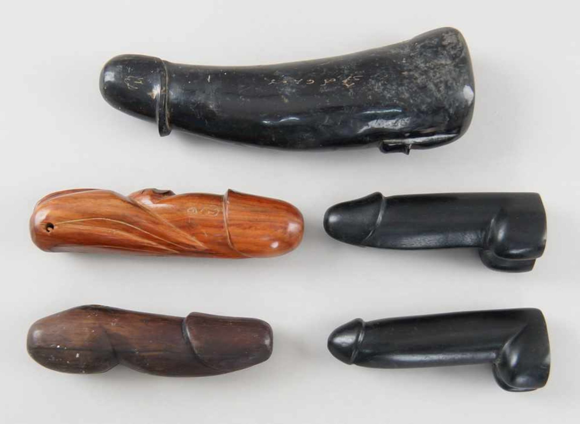 Konvolut Phalli, Holz geschnitzt und Stein, fein gearbeitet, fünf verschiedene Penisse, L11,5-20cm - Bild 3 aus 3