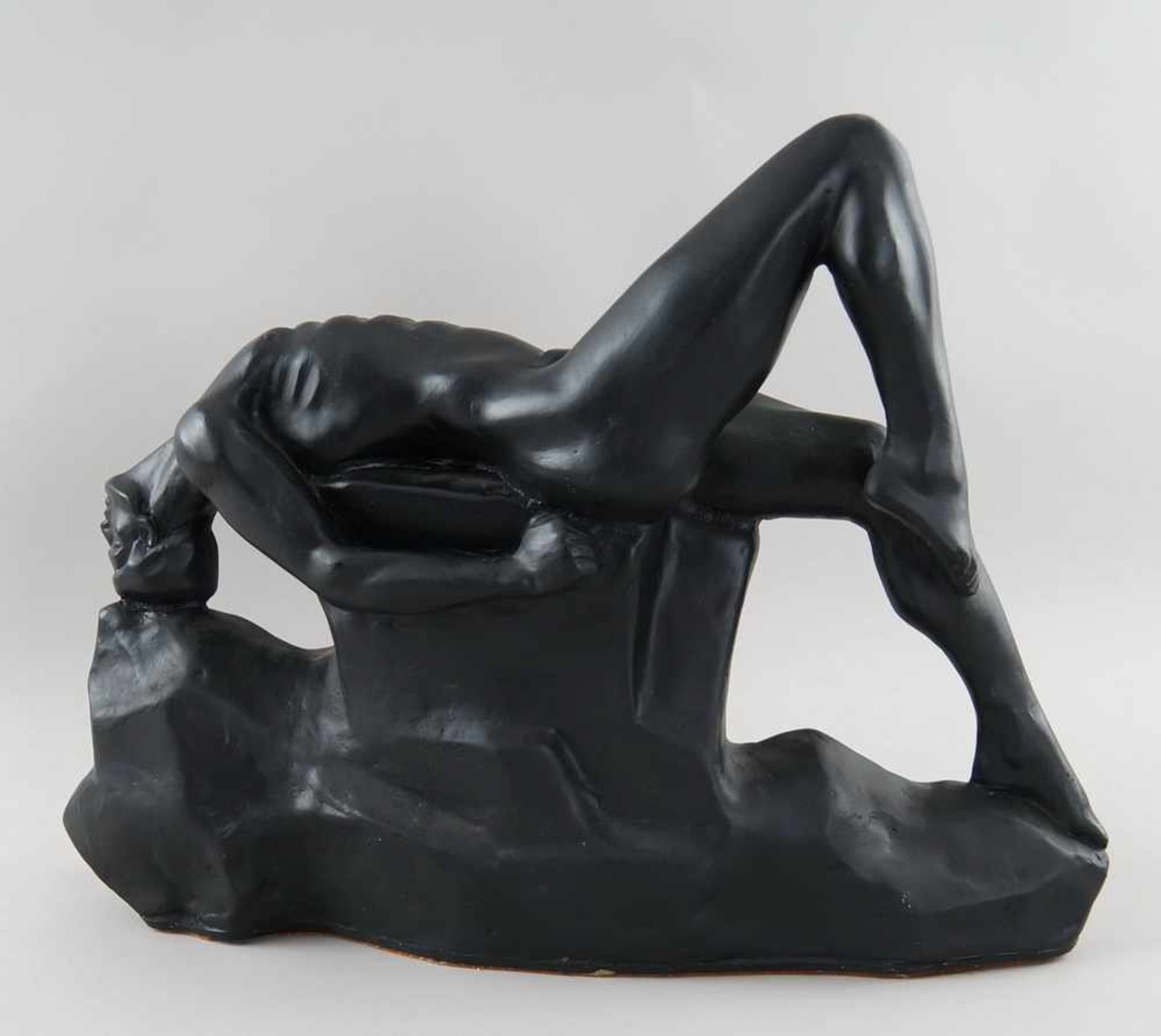 Männlicher Akt in erotischer Pose, modelliertes Material, signiert, L 59 cm - Bild 5 aus 5