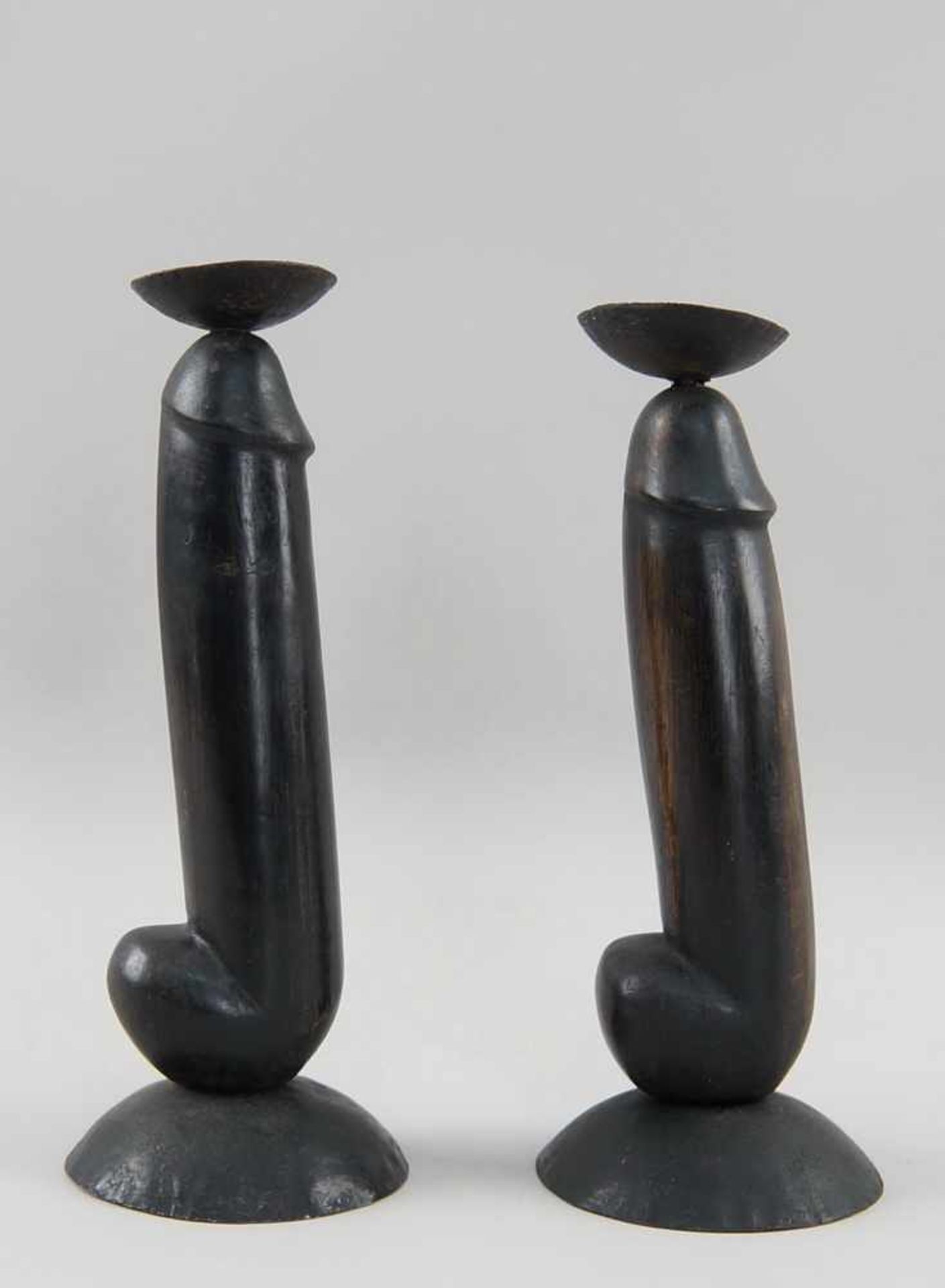 Zwei Kerzenleuchter in Form eines Penis, Holz geschnitzt, auf Metallfuss, H 21/22cm - Bild 4 aus 4