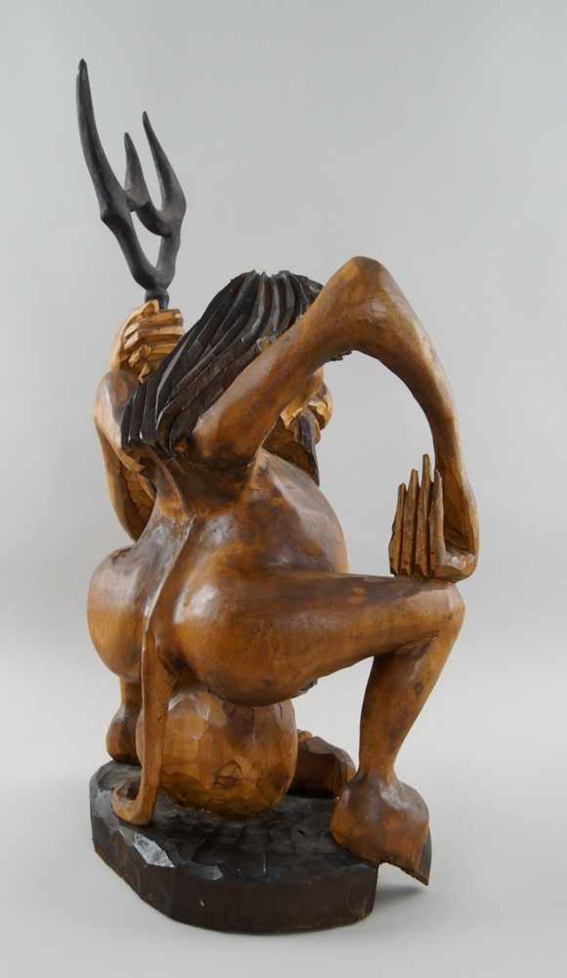 Hockender Teufel mit übergrossem Penis, Holz geschnitzt und gefasst, H 69 cm - Bild 6 aus 6