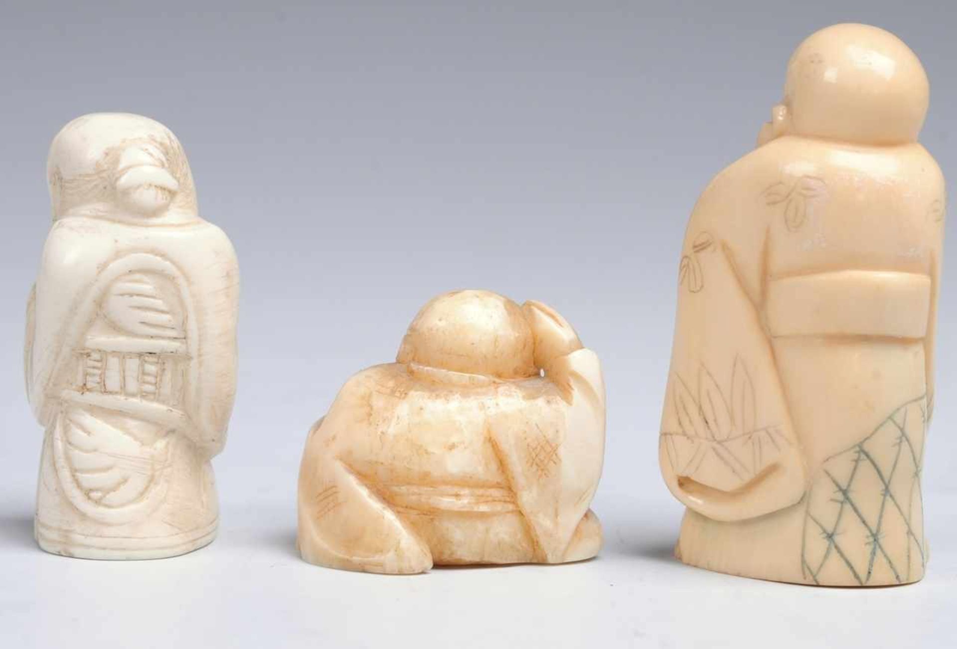Drei Netsuke bzw. Okimonos Elfenbein, geschnitzt. Darstellungen versch. männlicher Figuren. Part. - Bild 2 aus 2
