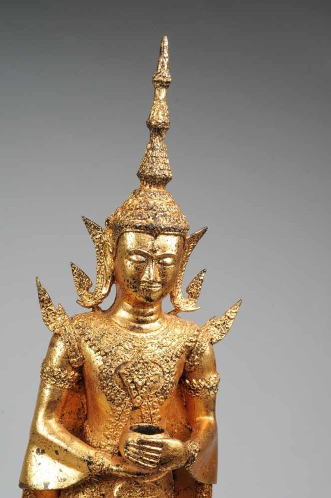 Große Figur des Buddha Shakyamuni Bronze, part. rot gefasst u. vergoldet. Auf mehrstufigem hohem - Bild 2 aus 4