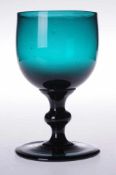 Kelchglas Dunkelgrünes Glas. Formgeblasen. Scheibenfuß, Schaft mit Nodus, bauchige Kuppa. H. 11