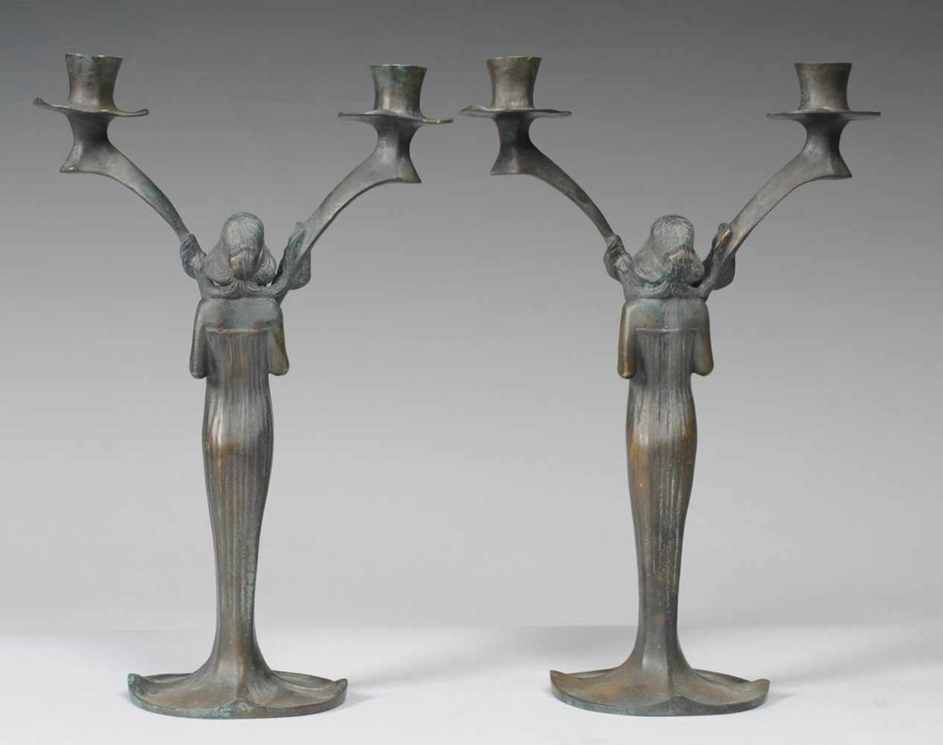 Paar Jugendstil-Tischleuchter Jew. 2-flg. Bronze. Auf flachem, gerippten Stand Schaft in Gestalt - Image 2 of 2