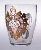 Punschglas mit Goldkartusche Farbloses Glas. Formgeblasen. Konische, l. gebauchte Form, Wulsthenkel.