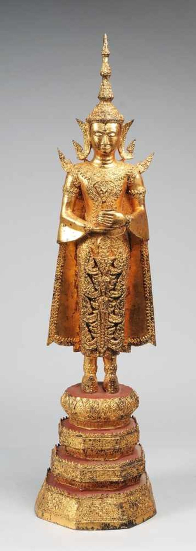 Große Figur des Buddha Shakyamuni Bronze, part. rot gefasst u. vergoldet. Auf mehrstufigem hohem