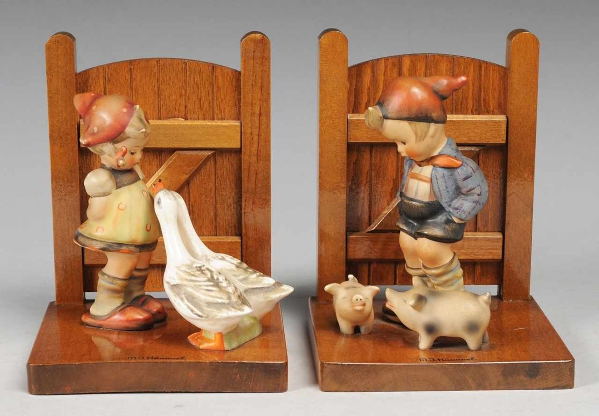 Paar Buchstützen mit Hummelfiguren Holz, lackiert u. Porzellan, polychrom bemalt. Vor als Zaunfeld