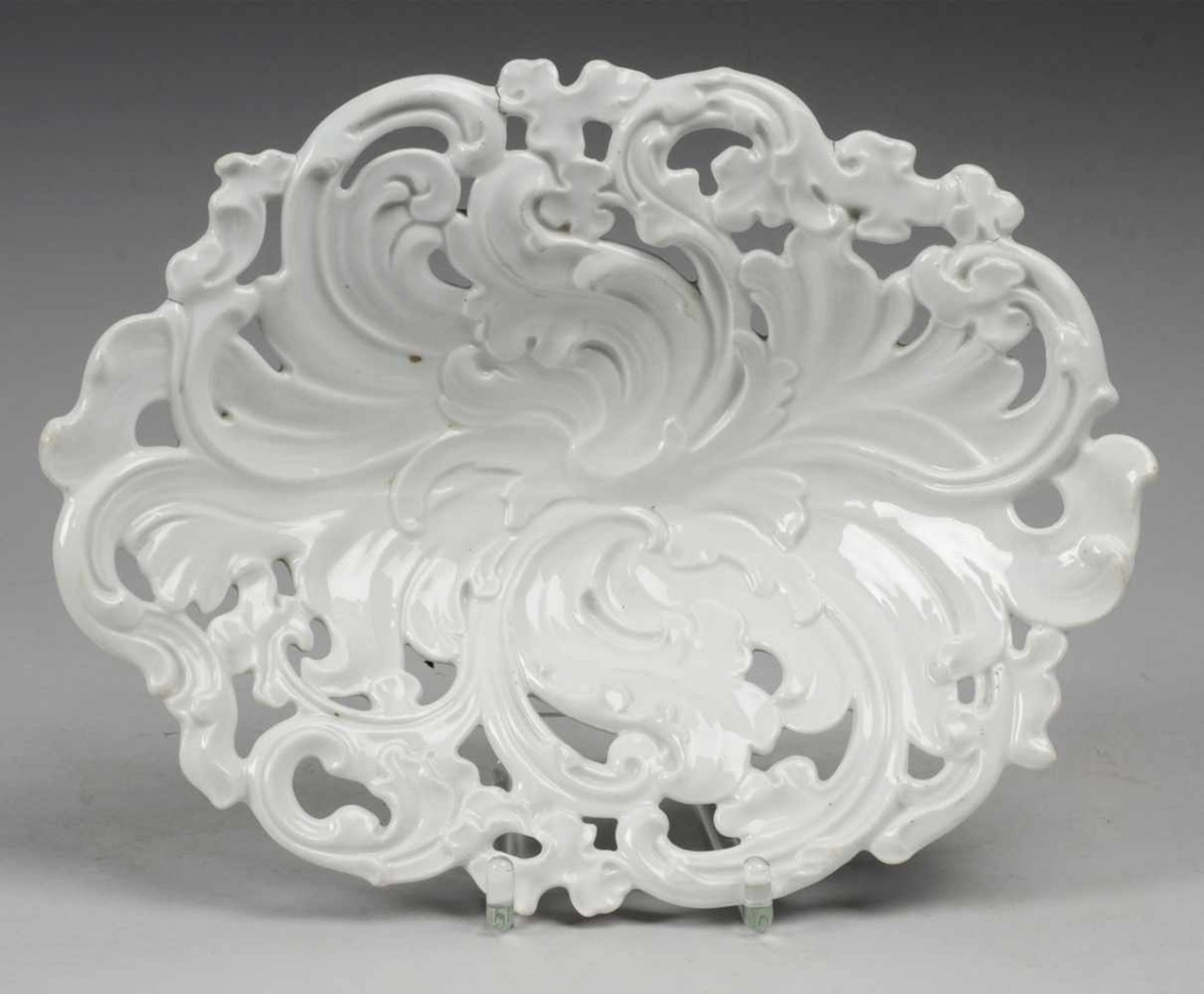 Schale mit floralem Reliefdekor Weiß, glasiert. Ovale gemuldete Schale mit kräftigem