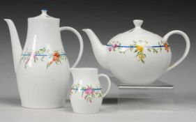 Tee- und Kaffeekanne mit Sahnegießer Weiß, glasiert. In Hausmalerei polychrome Bemalung mit