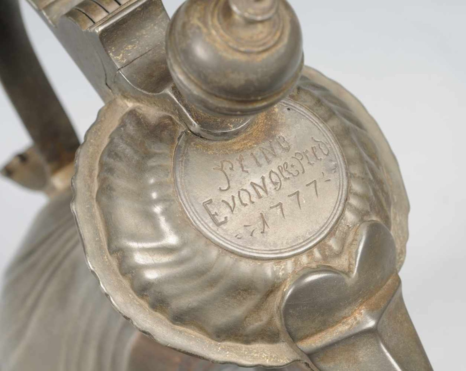 Barocke Schenkkanne Zinn. Auf profiliert ansteigendem Fuß gestreckt bauchiger Korpus mit - Image 2 of 2