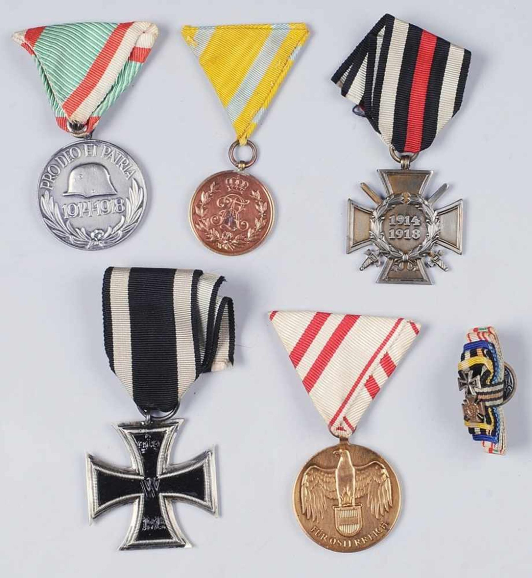 Konvolut Orden 1. und 2. Weltkrieg 8-tlg. Eisernes Kreuz 2. Klasse mit Bandring, gestiftet 1939./