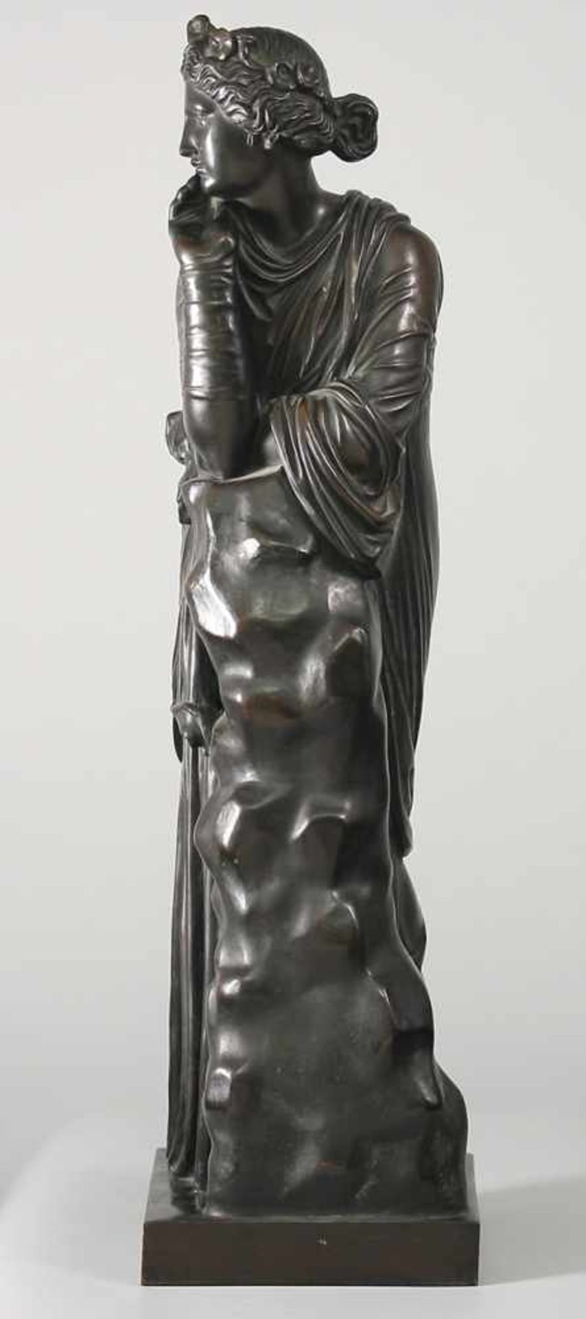 Statue der Polyhymnia Bronze, patiniert. Auf rechteckiger Plinthe Darstellung der an einen Felsen - Image 3 of 6