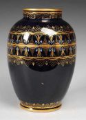 Vase Weiß, glasiert. Ovoide Form mit zylindrischem Mündungsring. Kobaltblauer Fond. Fronts. in