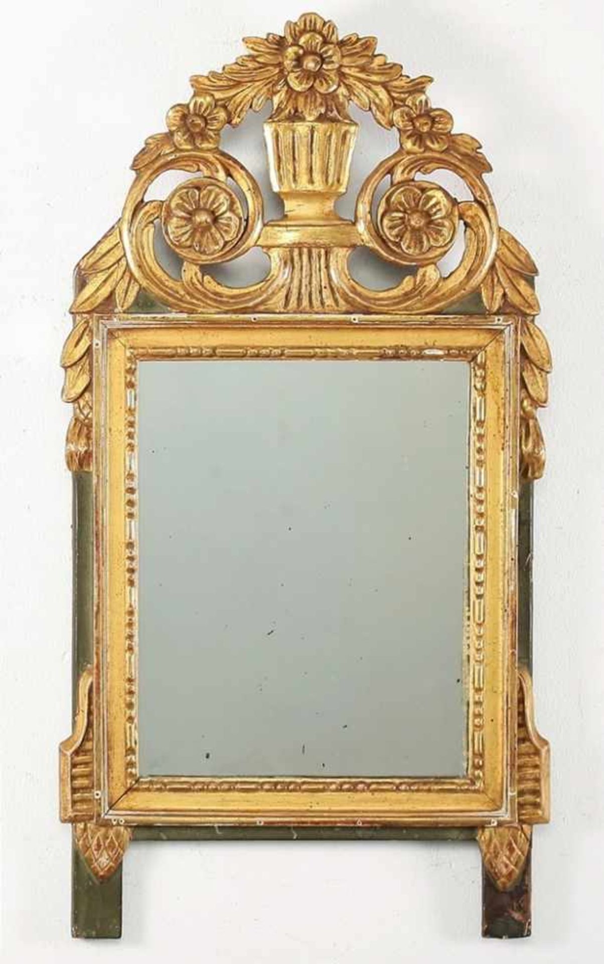Louis-Seize-Spiegel Holz, geschnitzt, grün u. golden gefasst. In profilierter Rahmung mit
