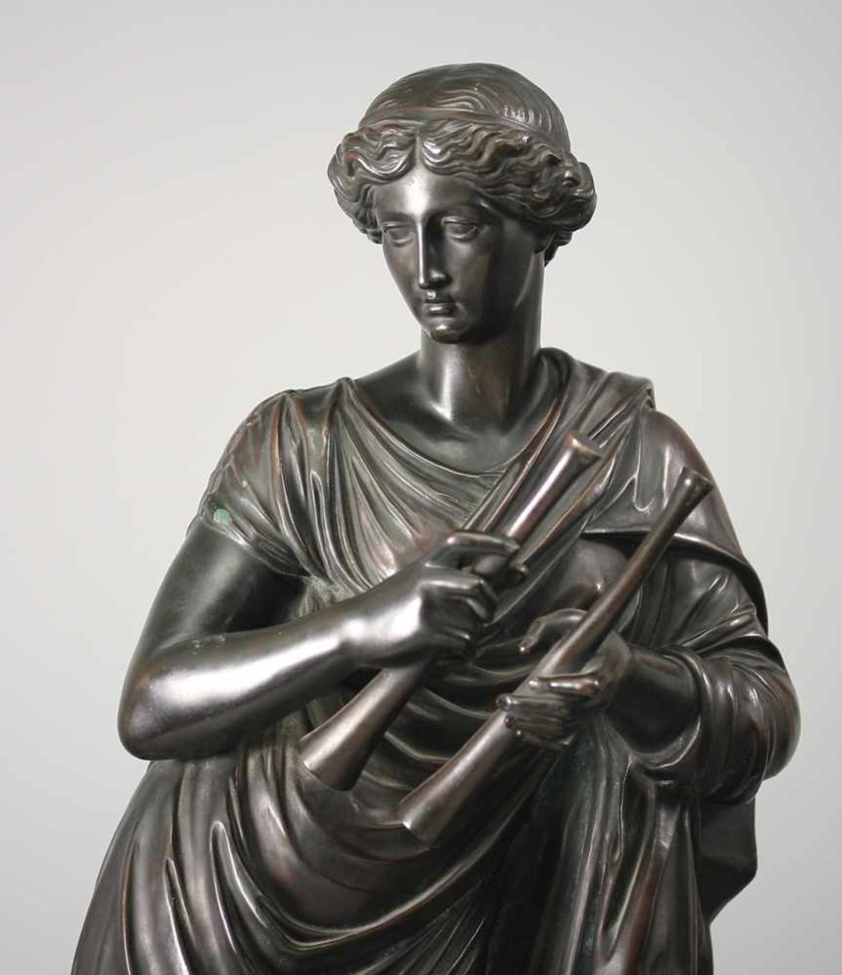Statue der Euterpe Bronze, patiniert. Auf rechteckiger Plinthe Darstellung der an einen Felsen - Image 2 of 6