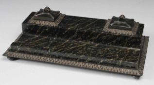 Schreibtischset Zöblitzer Serpentin, Bronze. Auf gedrückten Kugelfüßen rechteckiger, getreppter