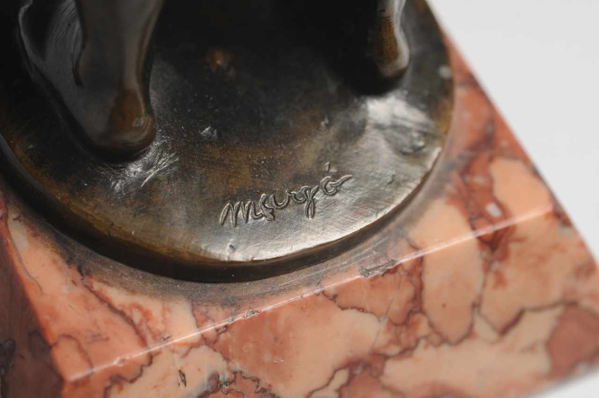 "Manneken Pis" Bronze, patiniert. Auf quadratischem sich konisch verjüngendem Marmorsockel montierte - Image 5 of 5