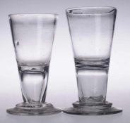 Paar Kutschergläser Farbloses, dickwandigeres Glas. Formgeblasen, Abriss. Gestuft ansteigender
