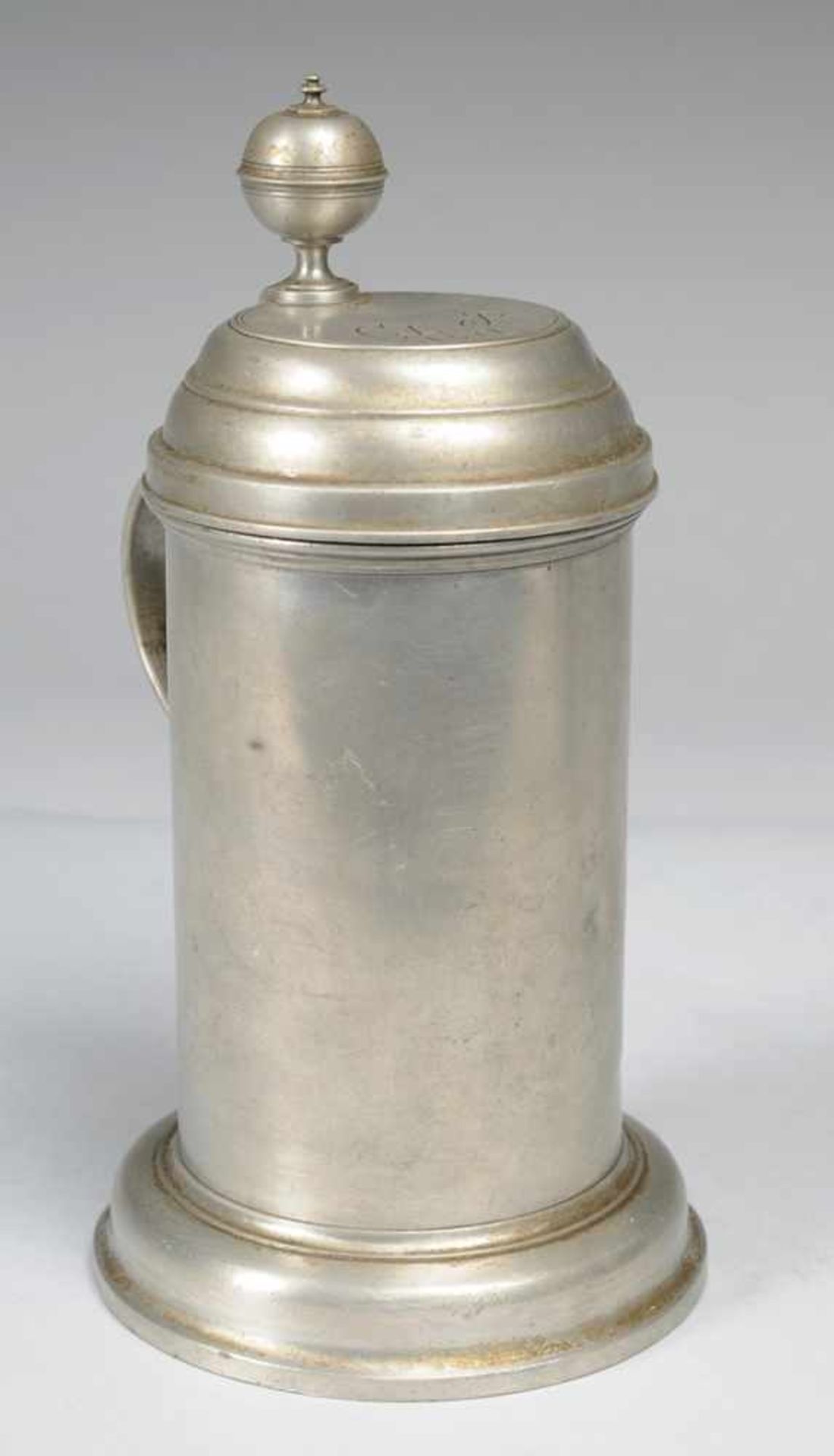 Deckelhumpen Zinn. Auf ausgestelltem Stand zylindrischer Korpus mit scharniertem, profiliertem - Bild 2 aus 3