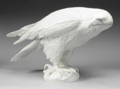 Große Figur eines Adlers Weiß, glasiert. Auf rundem Natursockel ausdrucksstarke Darstellung eines