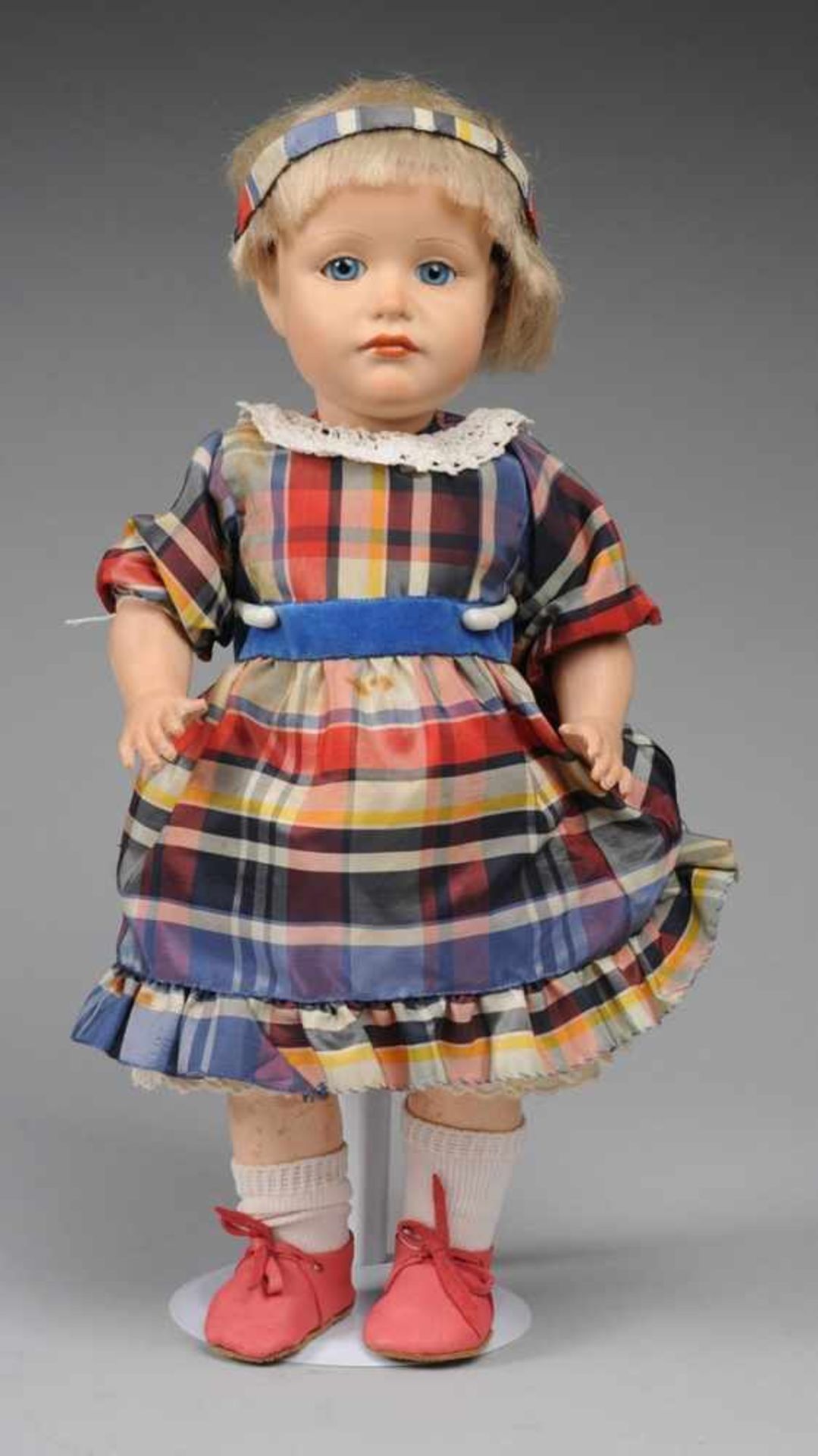Replik-Puppenmädchen "Gretchen" Modell 114 mit l. schmollendem Gesichtsausdruck. Kurbelkopf aus